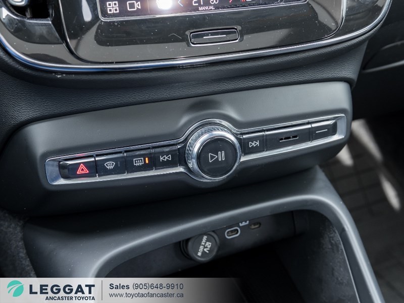 2025 Volvo XC40 B5 AWD Ultra Dark Theme