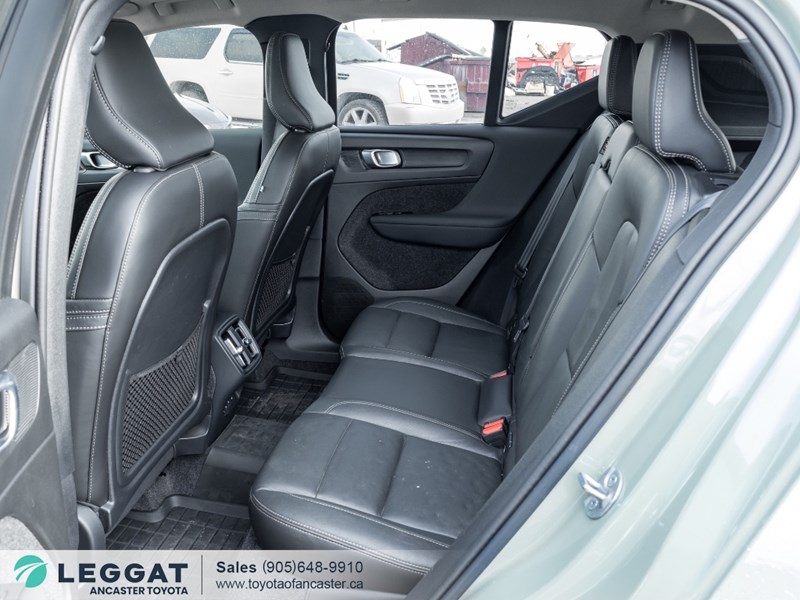 2025 Volvo XC40 B5 AWD Ultra Dark Theme