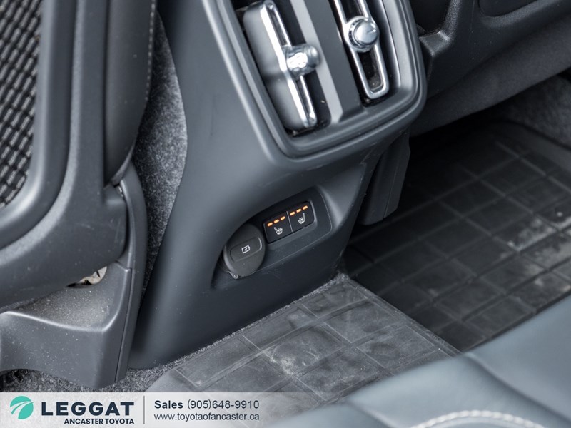 2025 Volvo XC40 B5 AWD Ultra Dark Theme