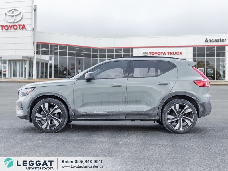 2025 Volvo XC40 B5 AWD Ultra Dark Theme