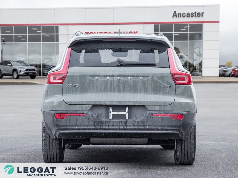 2025 Volvo XC40 B5 AWD Ultra Dark Theme