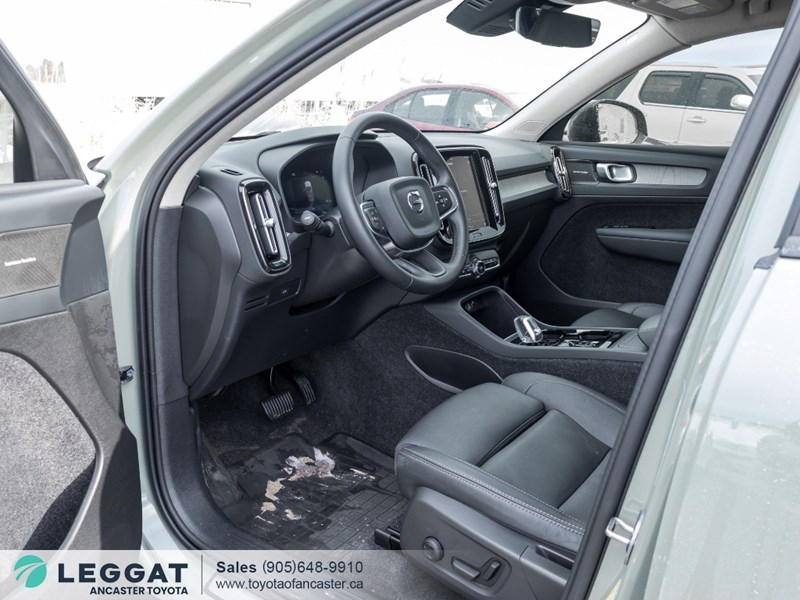 2025 Volvo XC40 B5 AWD Ultra Dark Theme