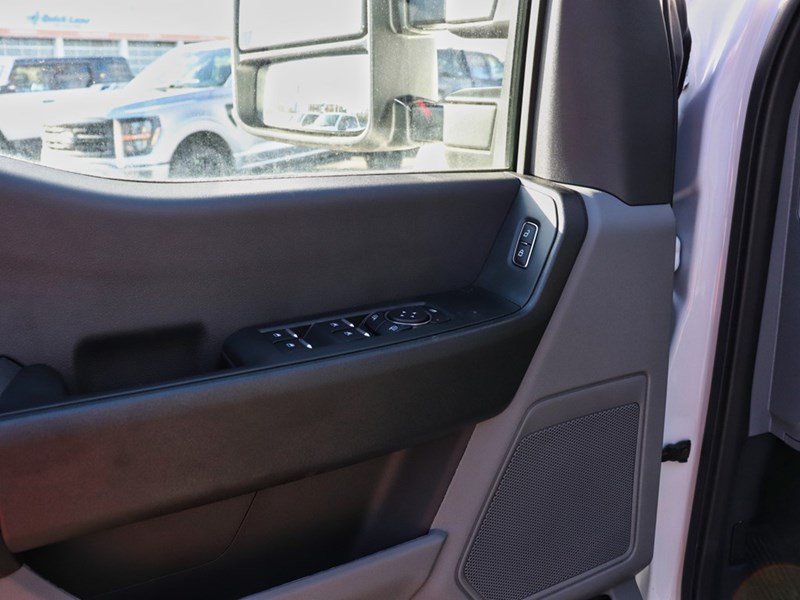 2024 FORD SUPER DUTY F-550 DRW XL 4WD Crew Cab 203