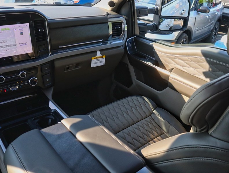 2026 Ford Super Duty F-350 DRW Platinum 4WD Crew Cab 8' Box