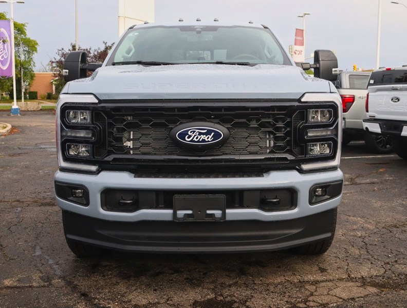2027 Ford Super Duty F-250 SRW LARIAT | 4X4 | 6.7L | BLK PKG | ROOF | TLGT STEP