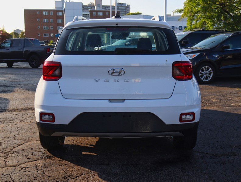 2022 Hyundai Venue Ultimate | ALLOYS | HTD SEATS | ROOF | NAV