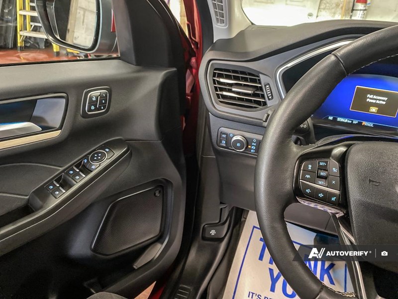 2022 Ford Escape Titanium Hybrid AWD