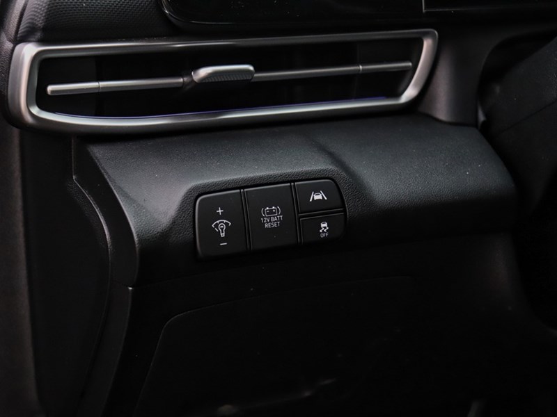 2023 Hyundai Elantra HEV Luxury | Heated & Cooled Seats | Great Fuel Saving