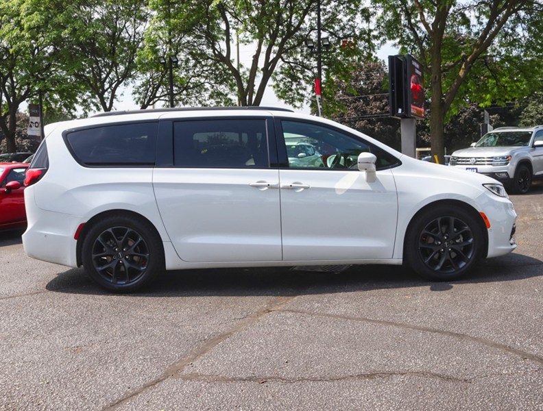 2022 Chrysler Pacifica Limited FWD