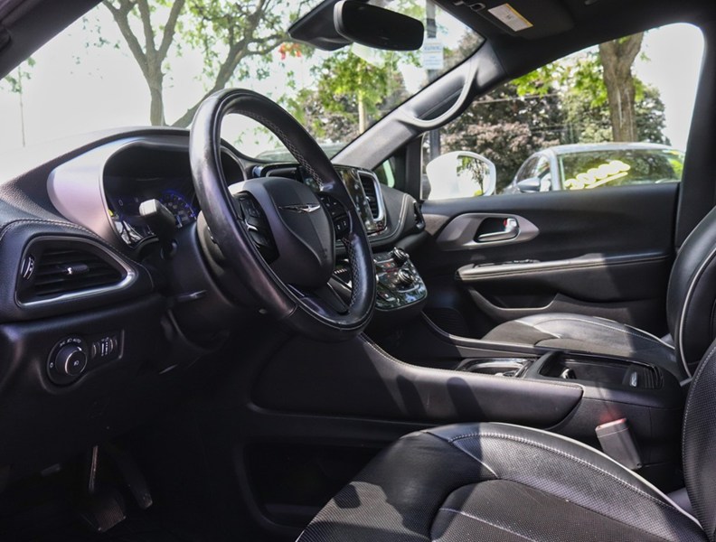 2022 Chrysler Pacifica Limited FWD